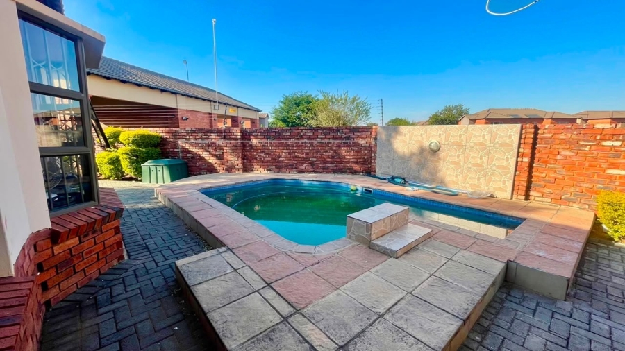 3 Bedroom Property for Sale in Waterval East North West